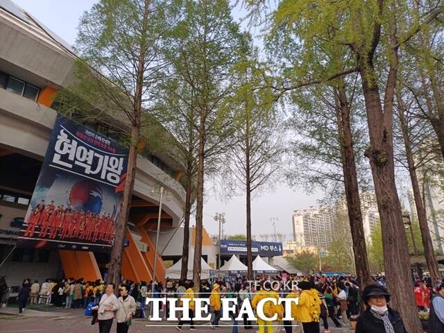 트롯팬들이 오랫동안 기다렸던 현역가왕2 전국투어 콘서트가 18일부터 장기 레이스에 들어갔다. 이날 오후 서울 콘서트가 열린 잠실실내체육관 주변은 첫날부터 관객 열기로 후끈 달아올랐다. /강일홍 기자