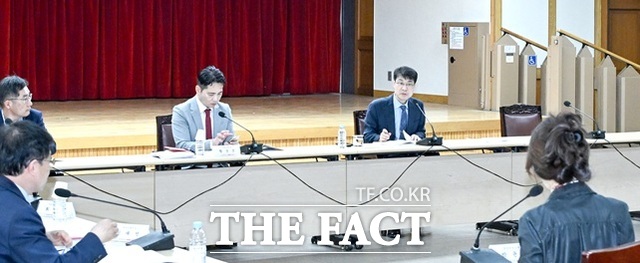 18일 대구시청에서 열린 국비전략 보고회에서 김정기 대구시장 직무대행 행정부시장(사진 뒤 오른쪽)이 발언하는 동안 황순조 기획조정실장(사진 가운데)이 휴대폰만 보고 있다. /대구시