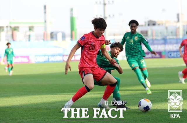 개최국 사우디 선수와 볼을 다투고 있는 주장 구현빈./KFA
