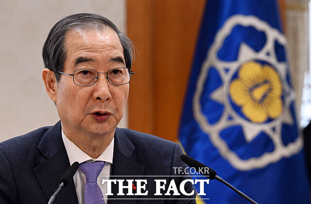 한덕수 대통령 권한대행의 대선 차출론 배경이 됐던 헌법재판관 후보자 지명이 8일 만에 헌법재판소에 가로막혔다. 국민의힘 경선 후보들은 한 권한대행의 불출마를 촉구하고 있다. 최근 여론조사에서는 한 권한대행의 대선 출마가 부적절하다는 응답이 66%로 나타났다. /임영무 기자