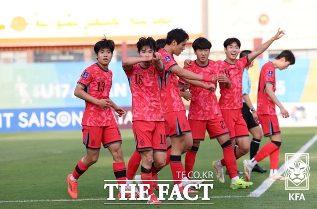 오하람(16번)이 17일 사우디아라비아와 2025 U-17 아시안컵 준결승전에서 선제골을 넣은 뒤 동료 선수들과 함께 세리머니를 하고 있다./KFA