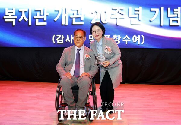 한형신 대전 유성구의회 의원(오른쪽)이 18일 제45회 장애인의 날을 맞아 유성구장애인종합복지관이 개최한 개관 20주년 기념행사에서 장애인 권리 신장과 복지 향상에 기여한 공로를 인정받아 감사패를 수상했다. /유성구의회