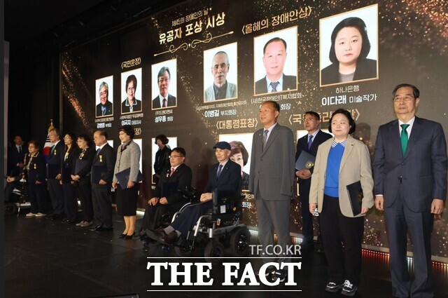 한덕수 대통령 권한대행 국무총리(맨 오른쪽)가 지난 18일 서울 페어몬트 앰배서더 호텔에서 열린 장애인의 날 기념식에서 유공자 포상을 마친 뒤 함께 기념촬영 하고 있다. /뉴시스