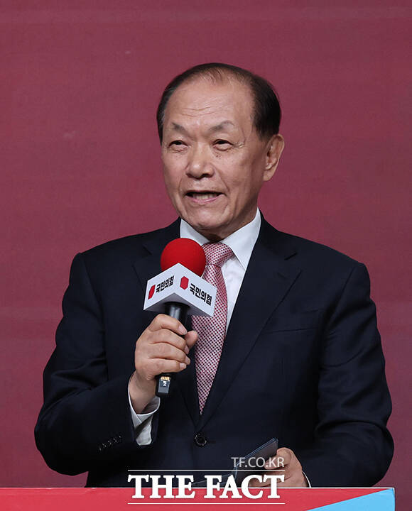 황우여 선거관리위원장이 인사말을 하고 있다.