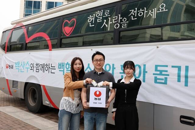 농심 임직원들이 백혈병소아암 환아를 위한 헌혈 후 기념 촬영하고 있다. /농심