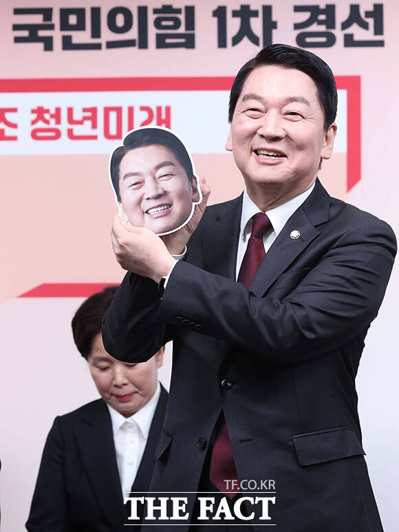안철수 국민의힘 대선 경선 후보가 스스로를 수도권, 중도층, 무당층 지지를 받을 수 있는 후보라고 강조하며 지지를 호소했다. 안 후보가 17일 여의도 중앙당사에서 열린 1차 경선 토론회 미디어데이에서 얼굴 사진을 들어보이고 있다. /국회사진취재단