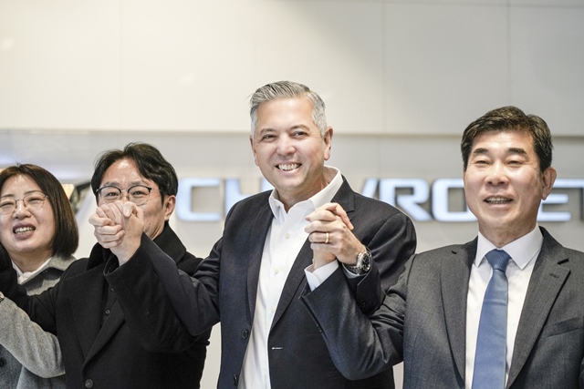제너럴모터스(GM) 한국사업장(한국GM)이 직원들을 상대로 경영설명회를 열며 조직 정비에 나선다. 헥터 비자레알 한국GM 대표이사 사장이 지난 3월 쉐보레 신촌 대리점을 방문해 카매니저들의 노고를 격려하고 판매 향상을 위한 방안을 논의한 뒤 기념 촬영을 하는 모습. /한국GM