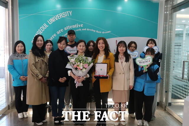 남서울대학교가 조혈모세포 기증문화 확산 공로를 인정받아 카톨릭조혈모세포은행으로부터 감사패를 수상한 후 기념사진을 촬영하고 있다./남서울대학교