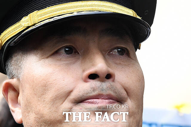 해병대 채 상병 순직사건 수사 이첩 관련 항명 및 상관명예훼손 혐의로 기소된 박정훈 전 해병대 수사단장이 2024년 11월 21일 오후 서울 용산구 중앙지역군사법원에서 열린 공판에 출석하기 전 기자회견에서 눈물을 참고 있다. /서예원 기자