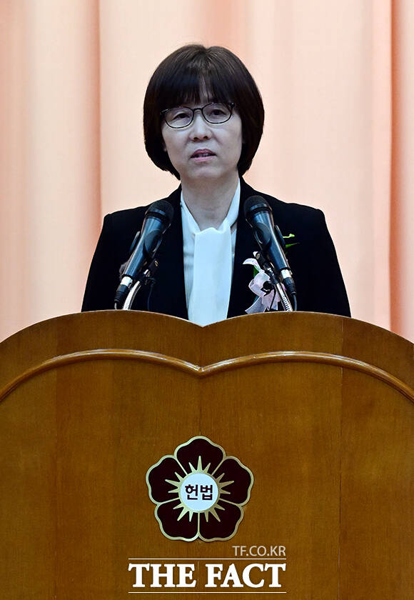 이미선 헌법재판관이 퇴임사를 하고 있다.