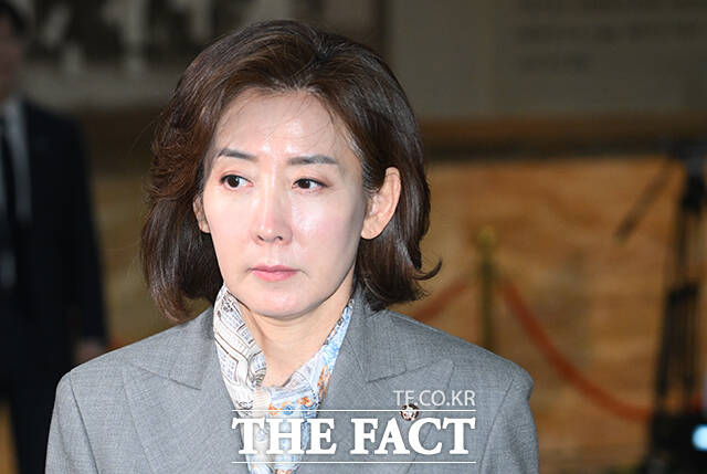 나경원 국민의힘 경선 예비후보가 이재명 민주당 경선 후보를 겨냥해 드럼통 퍼포먼스를 연출했다. 민주당은 허위사실공표 및 명예훼손 혐의로 법적 대응에 나서겠다는 방침을 밝혔다. 나 후보 측은 맞고소하겠다며 강경한 태도를 보였다. /박헌우 기자