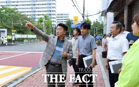 김동근 경기 의정부시장이 지역 내 교통신호 관련 현황을 점검하고 있다./의정부시