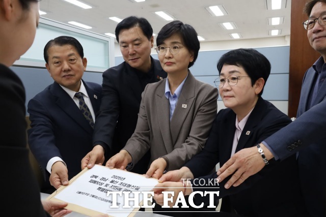 더불어민주당 산불재난긴급대응특별위원회 소속 의원들이 18일 국회 의안과를 찾아 경북·경남·울산 초대형 산불 피해보상 및 지원에 관한 특별법 법안을 제출하고 있다. /민주당 제공