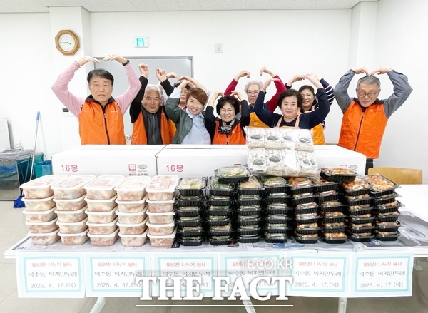 대전 서구 복수동 행정복지센터가 18일 복수동 복지만두레에서 윤승로 회장 등 회원 10명이 참석해 취약계층 25세대를 위한‘사랑의 밑반찬 나눔’ 행사를 추진했다. /대전 서구