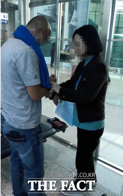 지난 3월 멕시코에서 마약을 밀수하다 트리니다드 토바고에서 검거된 마약사범(왼쪽)이 인천국제공항을 통해 국내에 인계되는 절차를 밟고 있다./서울중앙지검
