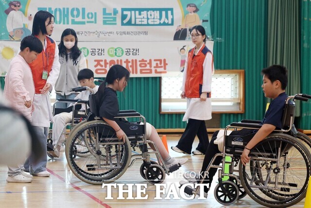 북구건강생활지원센터는 장애인의날(4월20일)을 앞두고 장애인에 대한 사회적 편견을 해소하기 위해 체험 프로그램을 진행했다. 사진은 지난 17일 광주 북구 문화초등학교 강당에서 열린 장애체험교실에서 학생들이 시각장애와 휠체어 체험을 하고 있는 모습. / 뉴시스