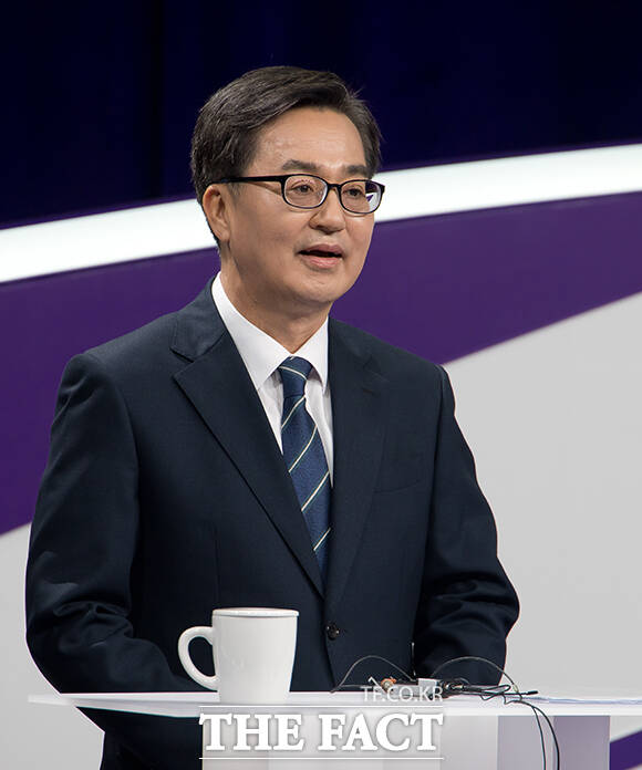 가장 먼저 불붙은 쟁점은 개헌 문제였다. 김동연 후보는 (개헌에 대해) 많은 기대를 하고 있었는데 대표로 두 번 연임하면서도 이와 같은 노력이 보이지 않았다는 생각이 들었다며 왜 그러셨나라고 물었다. /국회사진취재단