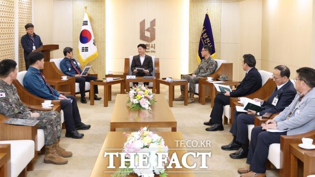 17일 부천시청 만남실에서 열린 국가중요시설인 중동공동구 경계협정서 체결식 모습./부천시