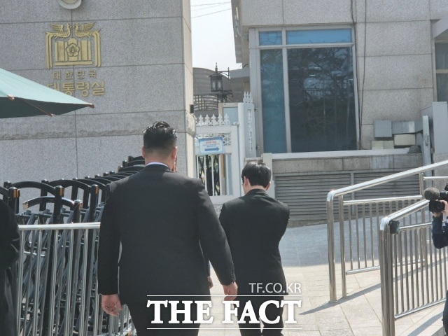 19일 경찰에 따르면 경찰청 국가수사본부 비상계엄 특별수사단(특수단)은 지난 16일 서울 용산구 대통령실과 한남동 공관촌에 대한 6번째 압수수색 시도 불발 이후 경호처와 비화폰 서버 등 관련 자료를 제출받기 위해 나흘째 협의하고 있다. 사진은 지난 16일 대통령실 앞 모습./송호영 기자