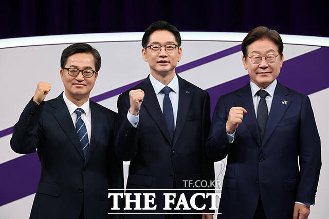 더불어민주당 대선 경선에 나선 이재명 후보와 김동연 후보가 개헌, 정당 정체성, 증세 문제를 놓고 이견을 보이며 신경전을 이어갔다. /국회사진취재단