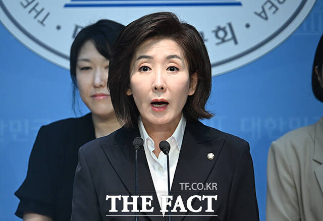 나경원 국민의힘 대선 경선 후보가 국회가 대통령을 탄핵하는데 대통령은 국회 해산권이 있어야 하지 않나라며 정치개혁을 공약으로 내세웠다. 나 후보가 18일 오전 서울 여의도 국회에서 교육 공약 관련 기자회견을 열고 발언하고 있다. /박헌우 기자