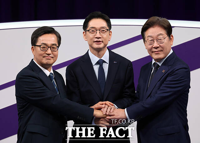 더불어민주당 김동연 대선 경선 후보는 개헌에 대한 노력이 보이지 않았다며 이재명 후보를 직격했다. 이 후보는 대통령이 되지 못했기 때문에 약속을 지킬 수 없는 상황이었다라고 반박하며 팽팽한 설전을 벌였다. /국회사진취재단