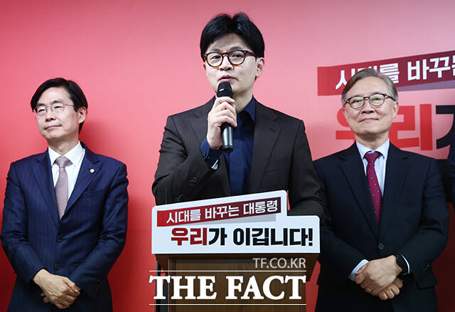 한동훈 국민의힘 대선 경선 후보(가운데)가 18일 오전 서울 여의도 선거캠프에서 기자회견을 열고 발언하고 있다. /박헌우 기자
