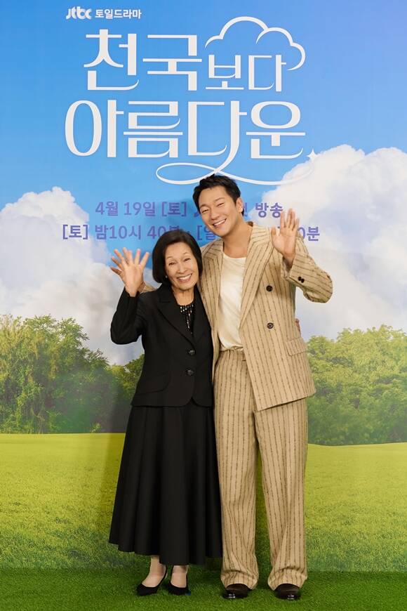 배우 김혜자(왼쪽)와 손석구가 천국보다 아름다운에서 부부로 호흡을 맞춘다. /KBS