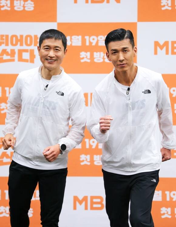 전 축구선수 이영표(왼쪽)과 가수 션이 18일 오전 열린 뛰어야 산다 온라인 제작발표회에 참석해 포즈를 취하고 있다. /MBN