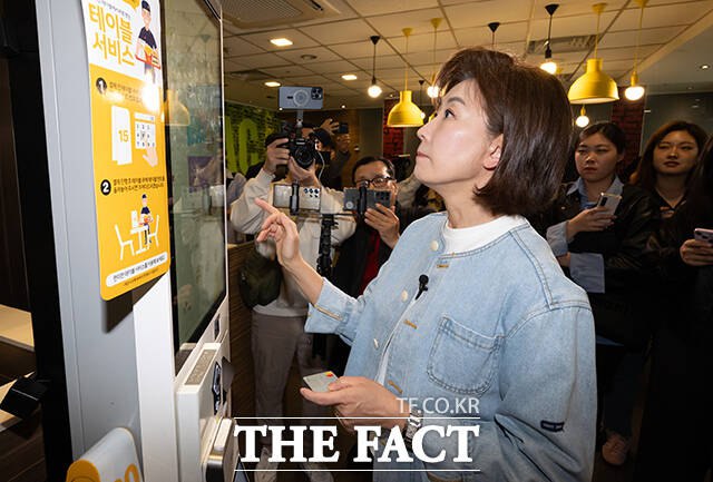 나 후보가 12일 오후 서울 동작구 맥도날드 중앙대학교점에서 키오스크로 음식을 주문하는 모습. /장윤석 기자