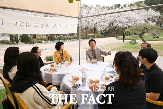 김동근 경기 의정부시장이 지난 17일 직동근린공원에서 ‘시민 홍보대사 행복기자단’을 위촉한 뒤 함께 대화를 나누고 있다./의정부시