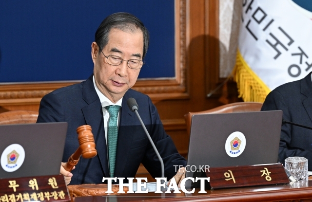 정부는 18일 한덕수 대통령 권한대행 국무총리가 주재하는 임시국무회의를 통해 12조2000억원의 추가경정예산(추경)안을 의결했다. 한 권한대행은 국회의 의견을 최대한 수렴했다며 신속하게 처리해 주실 것을 간곡히 호소드린다고 말했다. /임영무 기자