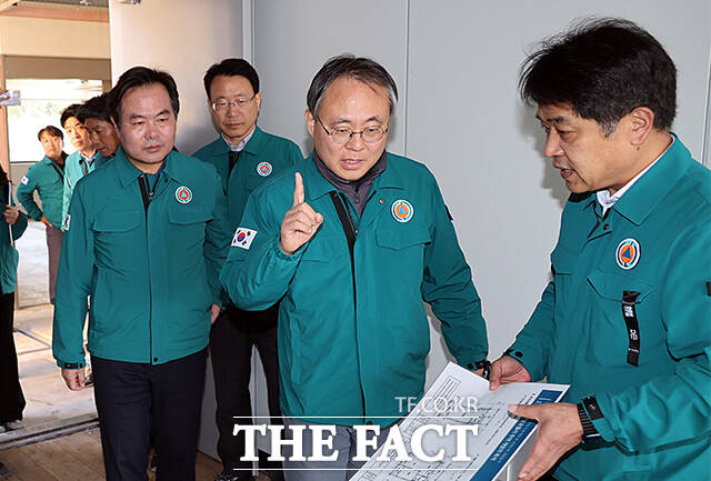 고기동 중앙재난안전대책본부장(행안부장관 직무대행)이 1일 오전 경북 안동시 일직면에 마련된 산불피해 주민들을 위한 임시주거시설 현장을 점검하고 있다. /행정안전부