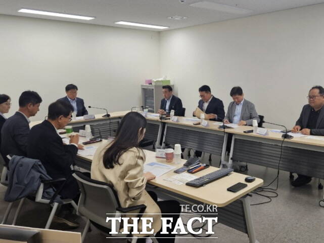 세종시가 18일 세종시청 3층 중회의실에서 충남산림자원연구소 부지 매각 TF 회의를 열고 있다. /세종시