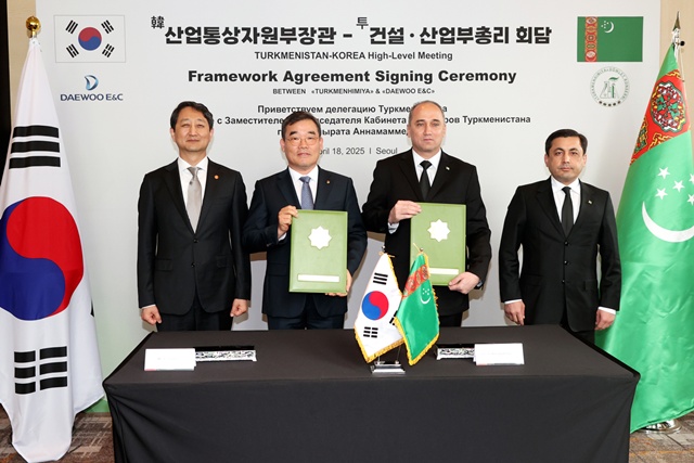 대우건설이 투르크메니스탄 국영화학공사와 1조원 규모 미네랄비료 플랜트 건설 사업에 대한 기본 합의서를 체결했다.김보현(왼쪽에서 두 번째) 대우건설 사장과 도브란겔디 사파예프(왼쪽에서 세 번째) 투르크메니스탄 국영화학공사 회장이 기념 촬영을 하고 있다. /대우건설