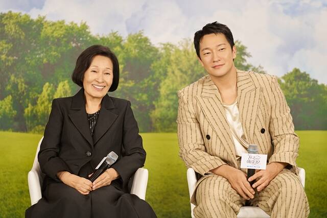 배우 김혜자(왼쪽)가 보면 후회하지 않을 거다. 보증한다고 자신감을 드러냈다. /JTBC
