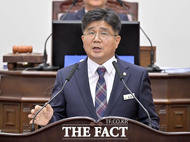 김권한 공주시의원이 18일 열린 제258회 공주시의회 임시회 2차 본회의에서 5분 발언을 하고 있다. /공주시의회