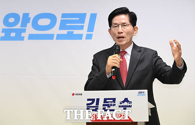 김문수 국민의힘 대선 경선 후보가 18일 오전 서울 여의도 선거캠프에서 경제 살리기 공약 기자회견을 열고 발언하고 있다. /박헌우 기자