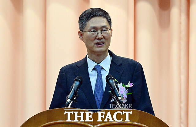 6년 임기를 마치고 퇴임하는 문형배 헌법재판소장 권한대행이 18일 오전 서울 종로구 헌법재판소에서 열린 퇴임식에 참석해 퇴임사를 하고 있다. /임영무 기자