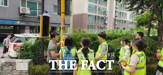 2025 경기북부 자치경찰 청년 서포터즈 활동 청년들이 치안 개선 캠페인 활동을 하고 있다./경기도