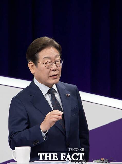 이재명 더불어민주당 대선 경선 후보는 18일 대통령 당선 시 집무실을 용산 대통령실에서 시작해 청와대로 옮긴 뒤 세종으로 향하겠다고 밝혔다. /국회사진취재단