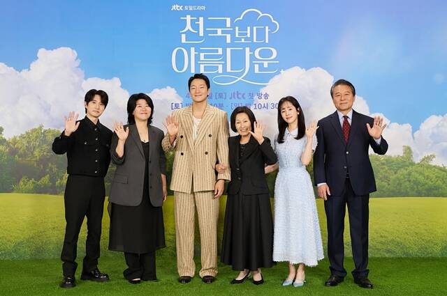배우 류덕환 이정은 손석구 김혜자 한지민 천호진(왼쪽부터)이 18일 오후 2시 온라인으로 진행된 JTBC 새 토일드라마 천국보다 아름다운 제작발표회에 참석했다. /JTBC