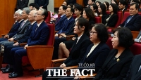  문형배 권한대행 퇴임사 경청하는 헌법재판관 [포토]
