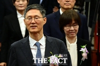  퇴임식 참석하는 문형배 헌재소장 권한대행과 이미선 헌법재판관 [포토]