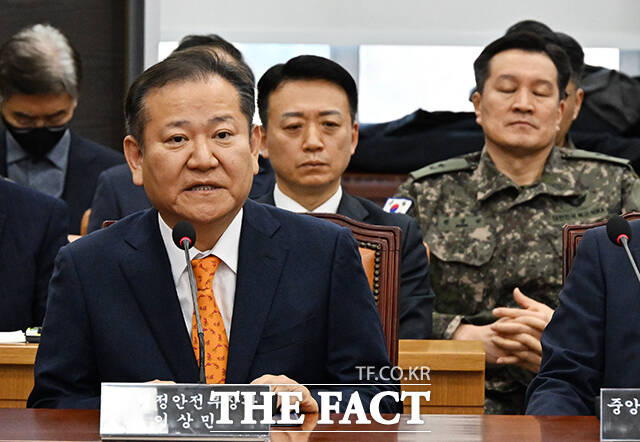 12·3 비상계엄 사태 당시 언론사 단전·단수 지시 의혹을 받는 이상민 전 행정안전부 장관이 18시간 경찰 조사를 받고 귀가했다. 사진은 이 전 행정안전부 장관이 지난 2월4일 오전 서울 여의도 국회에서 열린 윤석열 정부의 비상계엄 선포를 통한 내란 혐의 진상규명 국정조사 특별위원회 전체회의에 참석해 질의에 답변을 하고 있는 모습./배정한 기자