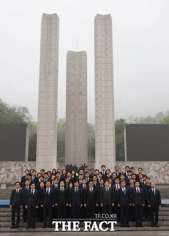 우원식 국회의장이 19일 서울 강북구 수유동 국립 4·19 민주묘지를 찾아 참배를 마친 뒤 권성동 국민의힘 원내대표와 박찬대 더불어민주당 당대표 직무대행 겸 원내대표를 비롯한 의원들과 기념촬영을 하고 있다. /뉴시스