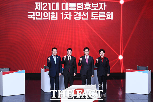 국민의힘 대선 경선 토론회에서 김문수·안철수·양향자·유정복 후보가 이재명 더불어민주당 후보의 대표 정책 기본소득에 맹공을 퍼부었다. 네 후보가 19일 오후 서울 강서구 ASSA아트홀에서 열린 토론회에 앞서 기념촬영을 하고 있다. /서예원 기자