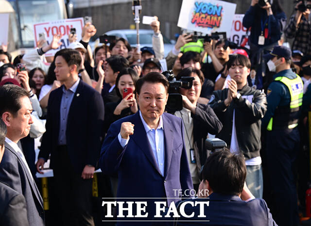 국민의힘 대통령 선거 경선 레이스가 본격화되면서 당 후보들 사이에서 윤석열 전 대통령과의 관계를 두고 엇갈린 입장이 나왔다. /이새롬 기자