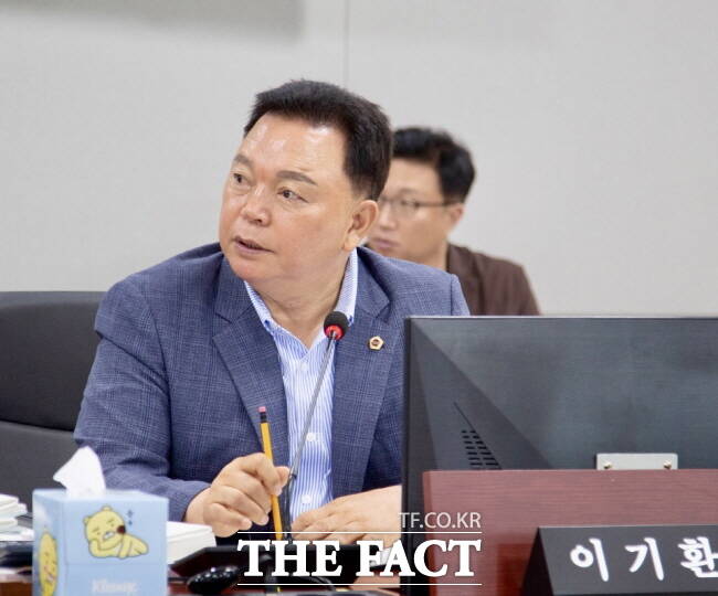 이기환 경기도의회 의원은 소방관 급식환경 개선을 위한 입법활동으로 높은 평가를 받았다. 이 의원의 의정활동 모습./경기도의회