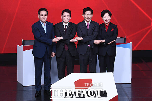 국민의힘 대선 경선 후보들이 19일 오후 서울 강서구 ASSA아트홀에서 열린 대선 후보자 1차 경선 A조 조별 토론회에 앞서 기념촬영을 하고 있다. 왼쪽부터 유정복, 안철수, 김문수, 양향자 대선 경선 후보. /서예원 기자